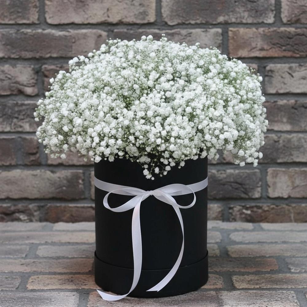 Цветочная композиция из Гипсофила в шляпной коробке в Андревское