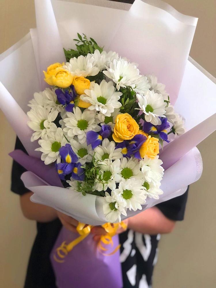 Букет цветов из: Ирисы, Хризантемы и Розы в Андревское