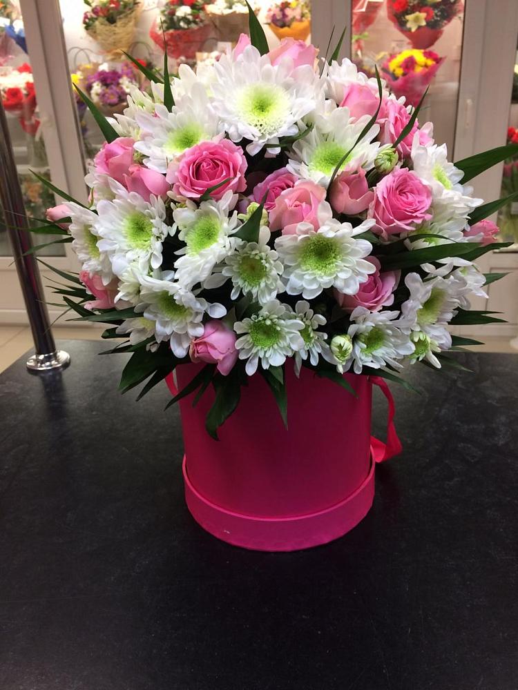 Цветочная композиция из Розы и Хризантемы в шляпной коробке в Андревское