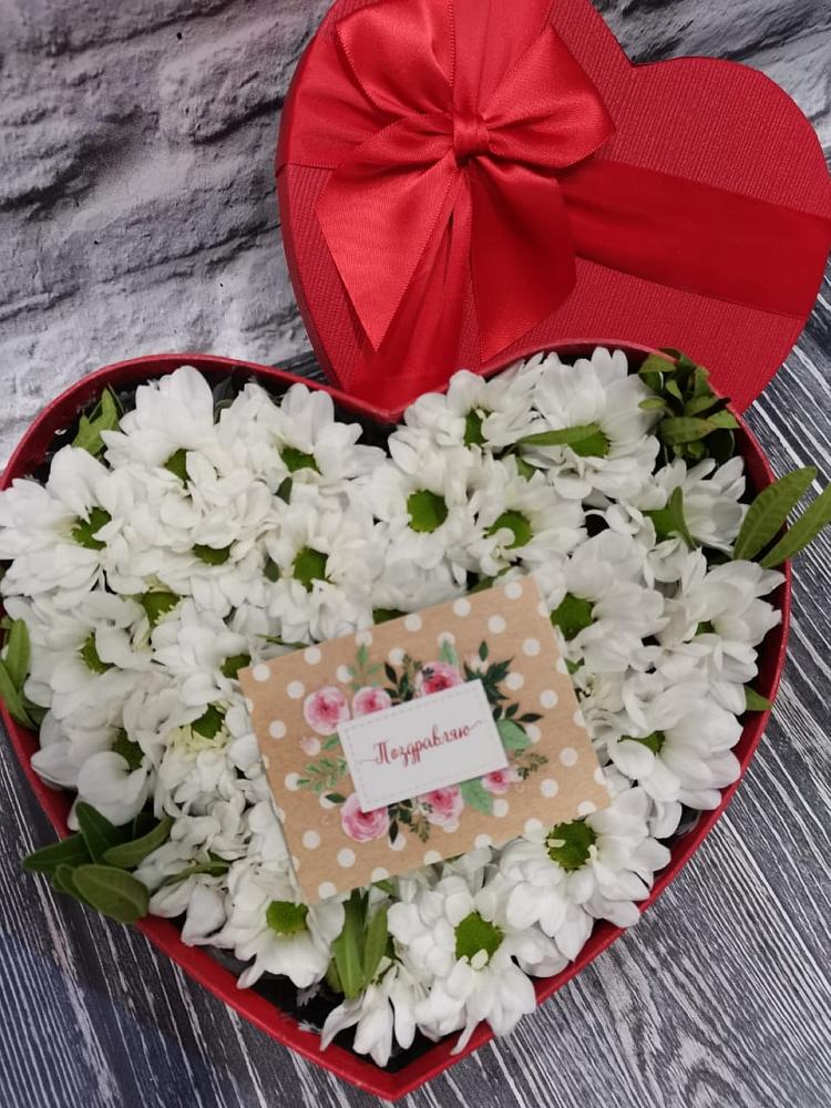 Цветочная композиция из Хризантемы в виде сердца в Андревское