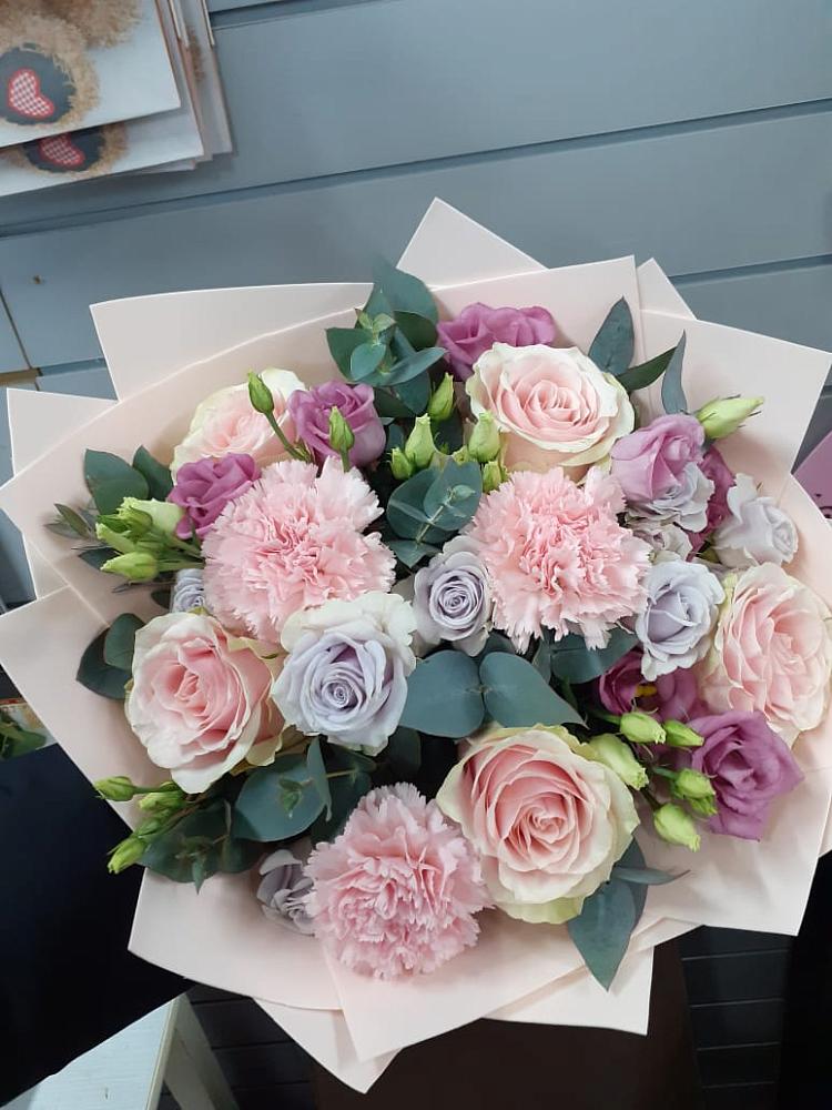 Букет цветов из: Розы, Гвоздики и Лизиантусы в Андревское